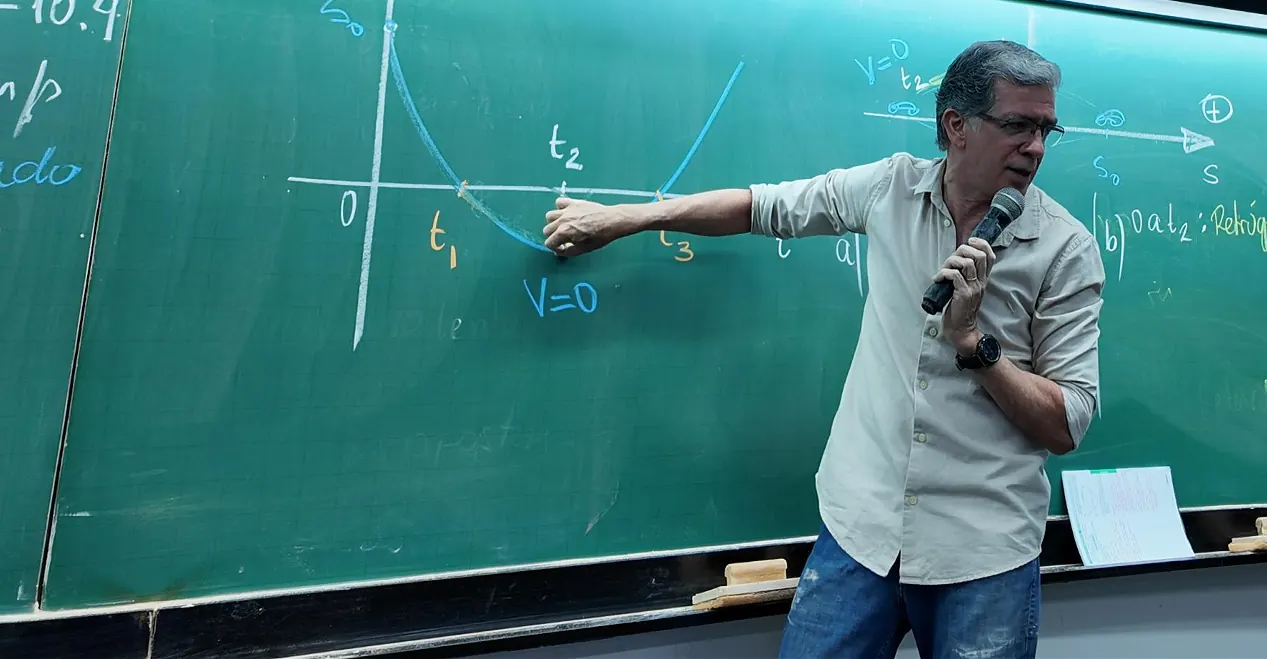Pinguim explicando um gráfico de movimento na lousa verde
