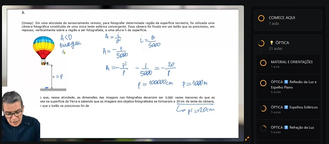 Uma aula aberta na plataforma: a questão da UNESP resolvida à mão dentro do vídeo e a lista de aulas de Óptica na lateral